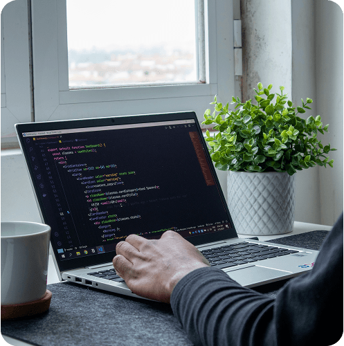 Développeur travaillant sur un laptop